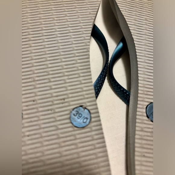 Havaianas, size 9/10 slim, blue, gray, black animal print flip flops - Picture 4 of 5